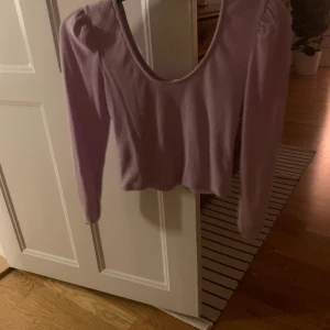 Lila topp - Normal i strl, nyskick. Mjukt material.