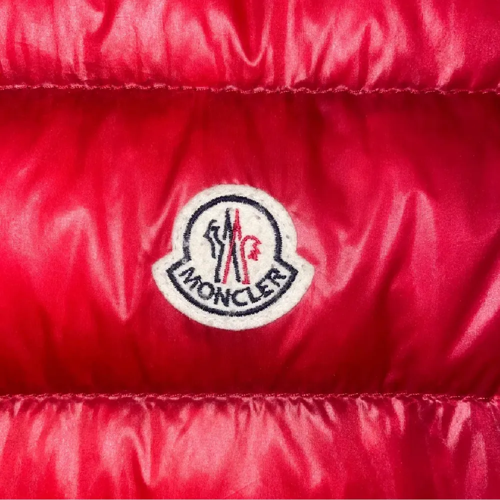 Moncler väst säljes pågrund av ingen användning, storlek 4 motsvarar medium/large. Inga skador så cond är 8/10, kvitto finns även,  Byte mot moncler jackor är även intressant. Jackor.