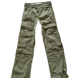 Cargo byxor  - Lägger upp igen pga oseriös köpare❗️säljer mina superfina lågmidjade cargo byxor i storlek 36❤️skriv till mig om du har frågor eller vill köpa❤️