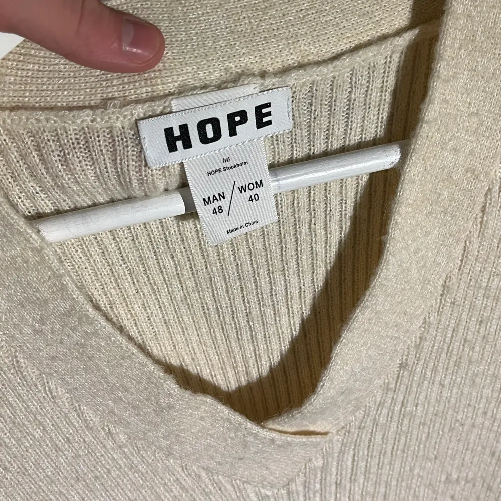 Stickad tröja från Hope. Sitter oversized. Köpare står för frakt, kan mötas också.. Stickat.
