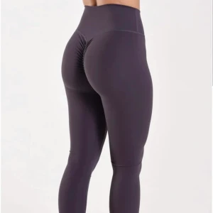 Tränings tights - Säljer dessa träningsbyxor med scrunch eftersom att jag inte använder dem. Använd ett fåtal gånger. Skriv för mer bilder. De är i storlek S men passar även M. Köparen står för frakt❤️