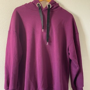 Lila Hoodie - Lila. Jätte fin. Svart snöre som sitter fast i luvan. 