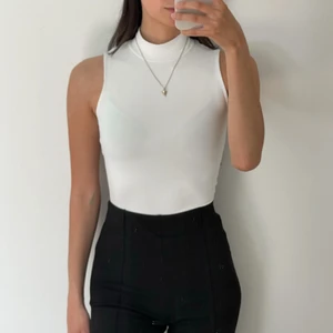 Vit body - Jättefin vit body från H&M, endast använd ett fåtal gånger. Storlek XS. Köparen står för frakten 💕 Kan även mötas upp i Varberg.