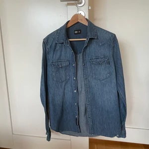 Jeansskjorta  - Fint skick. Lite liten i storlek. Inte använd så mycket. Köparen betalar frakten.