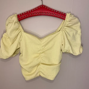 GUL TOPP🌼 - Super söt topp från H&M. Tyvär för liten, passar perfekt till sommaren☀️