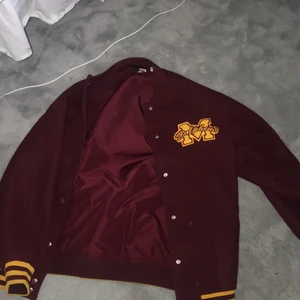 Jacka  - Säljer denna jacka då d inte är min stil riktigt har aldrig använt ganska stor i storleken 