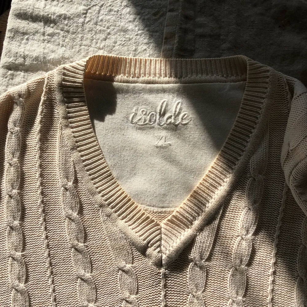 Kabelstickad tröja, står att de är XL men skulle säga att den är mer som en L. Bra skick! . Tröjor & Koftor.