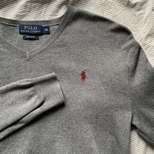 Ralph lauren tröja - Fin grå ralph lauren tröja i bra skick, inga synliga trådar eller skador på tröjan😌passar bra nu till sommaren med en kjol eller jeans🤍🥰