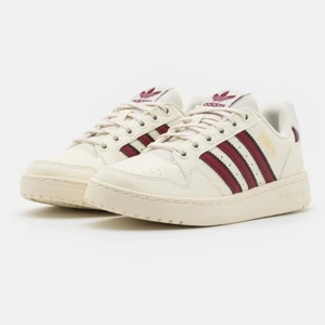 Adidas Sneakers - Supersnygga adidas sneakers i 90-tals modell. Säljer då jag köpte dubbelt. Slutsålda på adidas hemsida. Använt en gång inomhus. Dm för fler bilder eller frågor💕