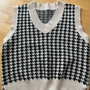 Stickad väst  - Stickad väst. Står ingen storlek i men skulle säga M om man inte vill ha den stor, jag har själv S.