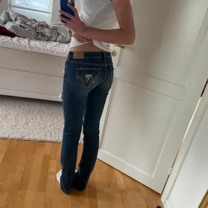 Lågmidjade hollister jeans - Säljer mina coola lågmidjade jeans från hollister. Jättefint skick, bara använda 1 gång💗 sista bilden visar färgen bäst. Långa i benen på mig, 173! Skriv för fler bilder. Köparen står för frakt💗