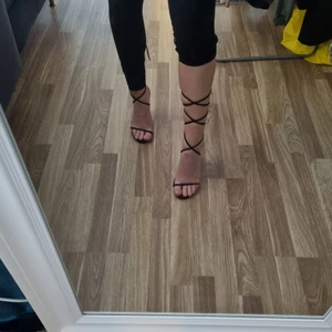 Klackskor - Använda endast 1 gång så är i nyskick. Storlek 38 minns inte om dom är från Bohhoo eller Nelly.