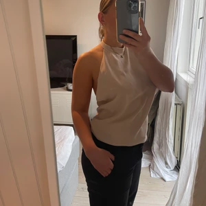 Festtopp - En beige jättefin festtopp från Forever 21. Bar rygg med snygga detaljer. 