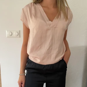H&M topp, ljusrosa - Jätte fin ljusrosa topp från H&M, lappen med storleken är borta men skulle gissa på att det är Storlek S. 💓