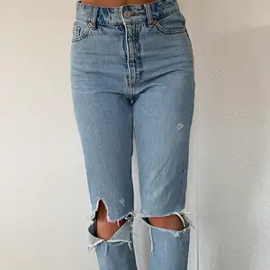 Fina jeans, använt några gånger, gjort hålen själv:) liten slits längst ner, storlek 26. 💙