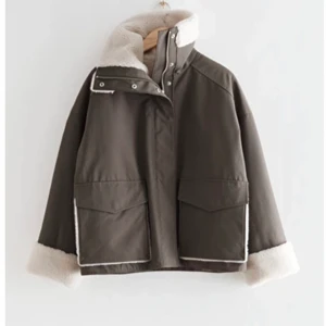 Helt ny oanvänd jacka från other stories - Jackan är i storlek S/36 och har etiketten kvar den är sprillans ny! Hör av dig vid frågor ✨ Kan frakta!