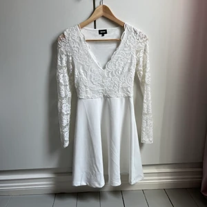 studentklänning - Jättefin student eller skolavslutningsklänning från Bubbleroom, hel och ren och bara använd 1 gång så den är i nyskick!                                                                Frakten står köparen för. 