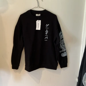 YOURTURN Swetshirt - Svart yourturn swetshirt med två vita tryck