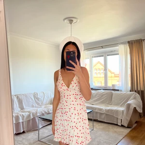 Zara klänning 🍒 - Världen sötaste satinklänning med körsbärsmotiv, endast använd 1 gång så i nyskick nästan! Lite skrynklig då jag haft den nervikt ett bra tag men det går att fixa såklart! Kom gärna med bud 🤍