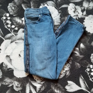Gant low rise jeans - Säljer dessa då dom är för små. Dom är i nästan oanvänt skick. Inga skador alls. Alla fickor är öppna. Dom har ett brunt Gant märke på baksidan, vid hällorna. Innerbensmått : 70cm. Köptes från början från Kids Brand Store. Har alltid varit i min ägo. Frakten är inte gratis utan förhandlas fram. Kolla mina villkor! Dom finns i min bio. Hör av dig vid funderingar.