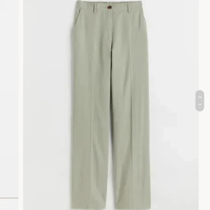Linne byxa  - Helt ny och oanvänd rak byxa i linnemix (tagg kvar på). Ljus khakigrön 