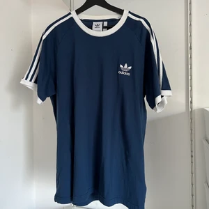 Adidas t-shirt  - Adidas t-shirt, aldrig använd. Har man några frågor eller vill ha fler bilder är det bara till att skriva. Betalning via swish.