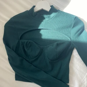 Långärmad tröja - Fin grön tröja som är använd en gång. Super fin men lite för kort för mig. Sitter annars fint o den är i jättebra skick.