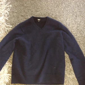 Blå cashmere tröja - 100% cashmere 3D knit seamless v neck jumper från uniqlo. I storlek m men skulle säja att den passar som s.  Nypris ligger på 1499 kr och säljer för 470 kr. Pris kan diskuteras. Kan mötas up eller frakta.