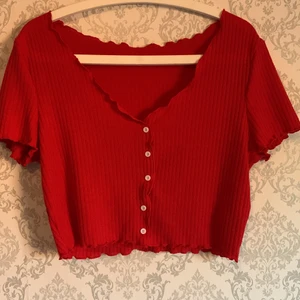 Sommartopp - Hej! Säljer en snygg röd sommar topp i storlek M-L. Den är köpt förra sommaren men säljer för att jag köpt nytt för denna sommaren! Den är i bra skick och vill ha 40kr för den ☀️