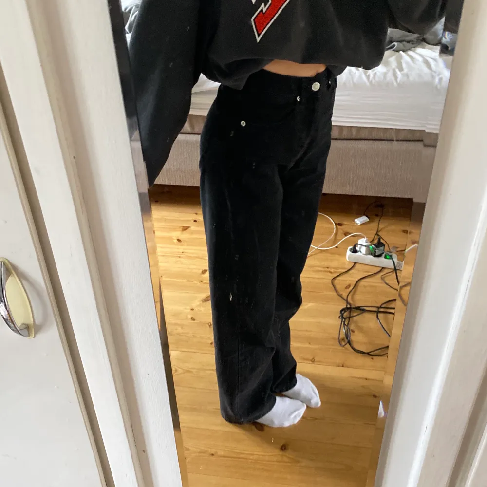 Ett par svarta jeans i en lite mer baggy eller oversized passform. Säljer då de inte kommer till användning längre, inga defekter alls💗💕. Jeans & Byxor.