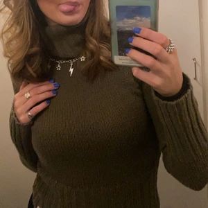 Tröja med polokrage storlek M - Super fin mörkgrön stickad tröja med krage! Skönt material och passar till det mesta. Passar storlek S/M💕💕 köparen står för frakten 