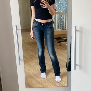 Lågmidjade jeans - Säljer ett par gamla lågmidjade jeans från Lee. Säljer då jag inte använder de längre, skriv om du har frågor💓 (Jag är 177 och har vanligtvis S/M i jeans som referens)