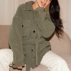 Teddy jacka - Grön Teddy jacka från Nelly ny skick endast använd 1 gång 