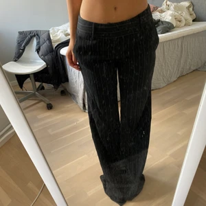 Lågmidjade randiga kostymbyxor  - As snygga kostymbyxor från ” mexx” storlek 36, men långa på mig som är 160cm