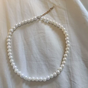 Vitt halsband😻 - Säljer ett halsband som är 110% handgjort och bra kvalitet! 