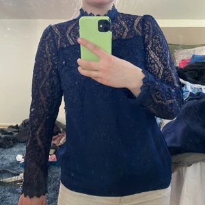 Spetsblus - Skön blus med smickrande spets detaljer! Denna är använd ett fåtal ggr