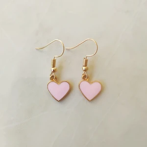 Örhängen - Hjärtan - Nickelsäkra örhängen med rosa hjärtan. Cirka 10-12mm breda. Handgjorda i Sverige. Kvitto medföljer.