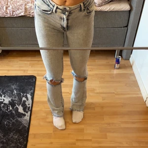 Storlek S - Säljer dessa sköna jeans eftersom jag inte tycker de passar bra längre. Köpte dom för ungefär 2 år sedan men har nästan aldrig blivit använda, dom är som ny! De borde passa storlek M också!  💘 Ordinarie pris var 150.