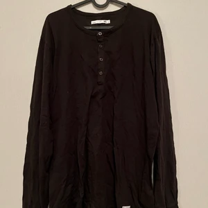 Farfarströja - Svart tröja med knappar.