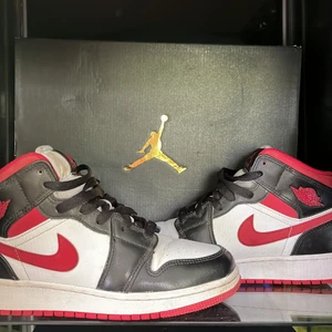 Jordan 1 mid  - Jordan 1 mid i populär och eftertraktad färg i storlek 39,💥BOX FINNS💥, mycket bra skick och har inga skador eller problem, klassisk colorway som man aldrig kan gå fel med, skorna är självklart äkta