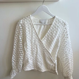 Neo Noir Flower Blouse  - Fin sommarblus från Neo Noir som är i mycket bra skick då den endast använts två gånger🌼🌷🌸Är i storlek small och har en dragkedja på vänstra sidan. Köpt för 600 kr och säljer för 350 kr + frakt.