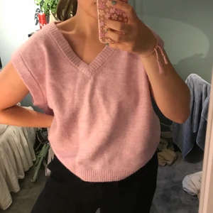 Stickad väst - Rosa stickad väst som nästan aldrig ör använd!