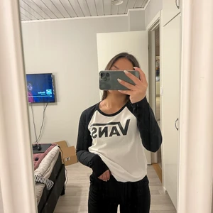 vans  - Hej! Säljer denna långärmade vans tröjan som aldrig är använd. stl xs. hör av dig om du är intresserad💞