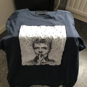 Limitato T-shirt  - Mörkblå Limitato T-shirt med ballt tryck på. Skick 9/10. Nypris 1500 kr.