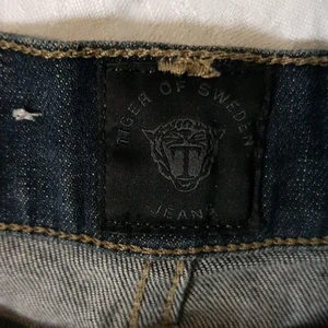 Tiger of Sweden Jeans - Snygga jeans av Tiger of Sweden. Mörkblå str 28/34 slender fit. Nypris ca 1500 kr. Mycket gott skick. Säljes för 350 kr.