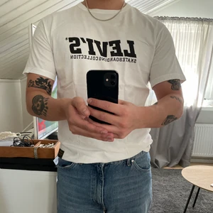 Levi’s Skate T-shirt - Säljer min vita Levi’s T-shirt pga för liten storlek.                 Tröjan är i storlek S och är i väldigt bra skick!