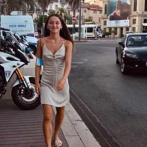 Zara klänning  - Klänning köpt på Zara i Frankrike. Storlek XS men passar även en liten S.