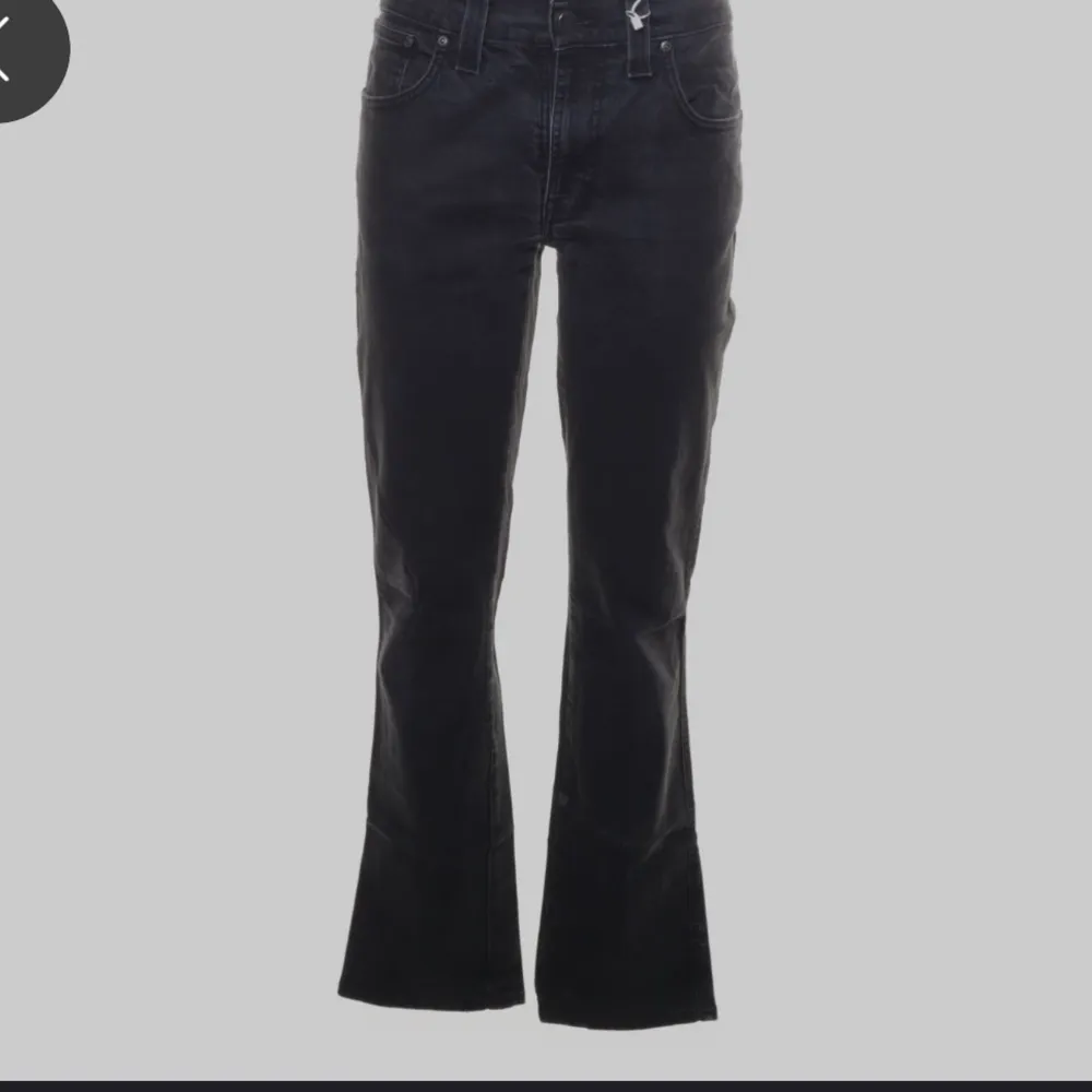 Säljer Nudie jeans 31/34 grå helt oanvända. . Jeans & Byxor.