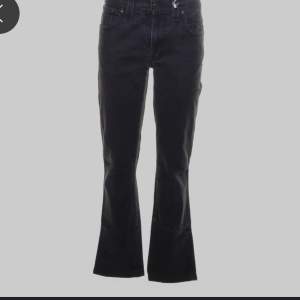 Säljer Nudie jeans 31/34 grå helt oanvända. 
