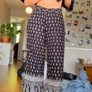 Byxor - Mjuka byxor med resor i midjan. Slutar någon decimeter från vristen. Priset+frakt